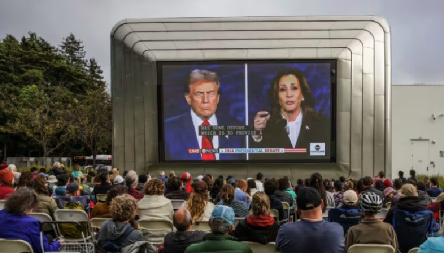 Nhiều người ngồi bên ngoài Bảo tàng Nghệ thuật Berkeley để theo dõi cuộc tranh luận giữa bà Harris và ông Trump, ngày 10/9. (Ảnh: AP)