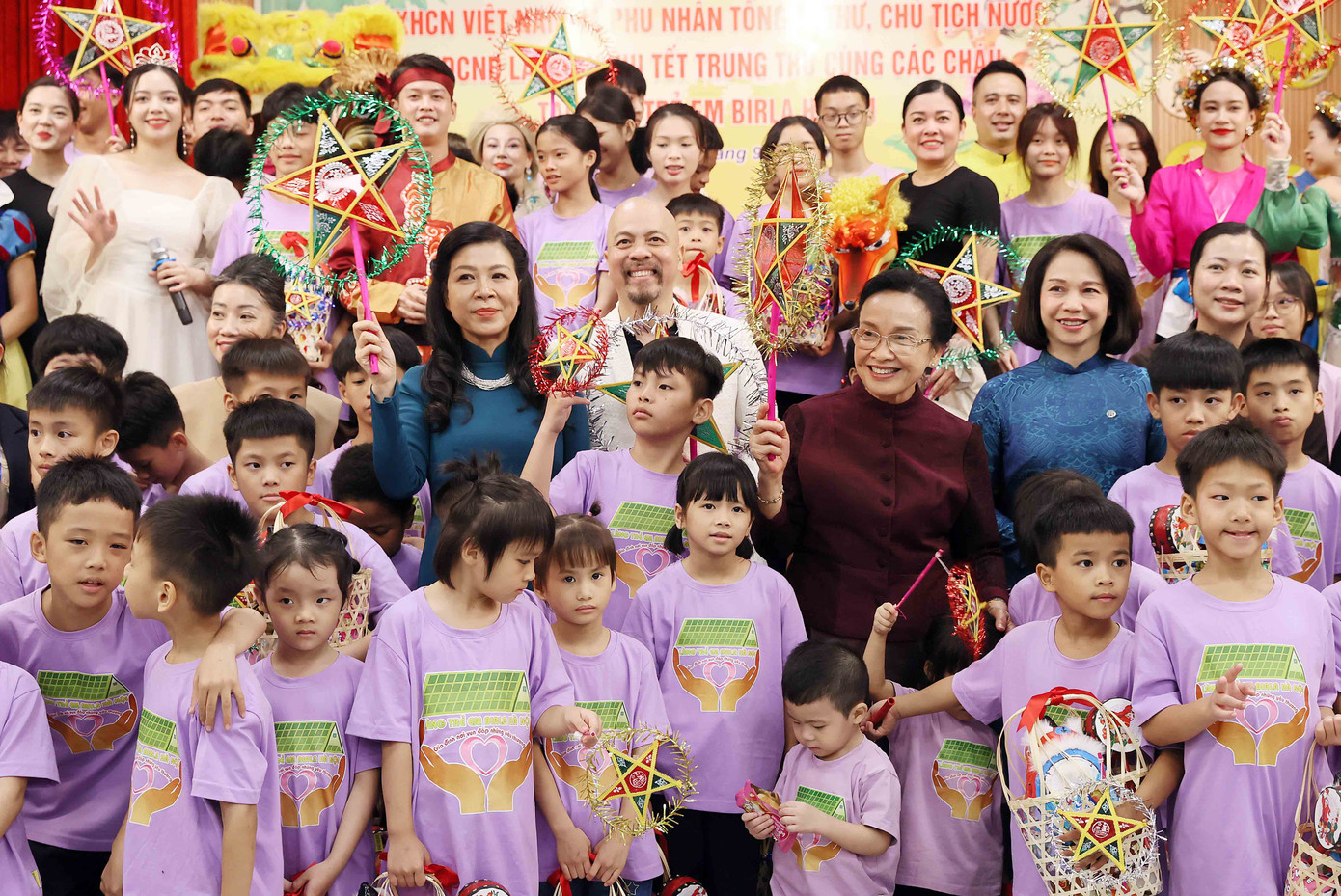 Hai Phu nhân vui Trung thu với trẻ em ở Làng trẻ em Birla. (Ảnh: An Đăng/TTXVN)