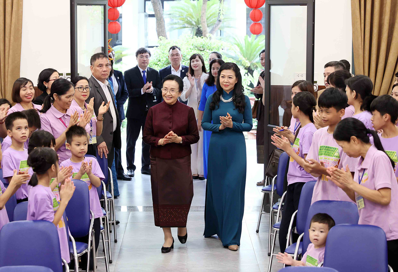 Phu nhân Ngô Phương Ly và Phu nhân Naly Sisoulith thăm trẻ em ở Làng trẻ em Birla. (Ảnh: An Đăng/TTXVN)