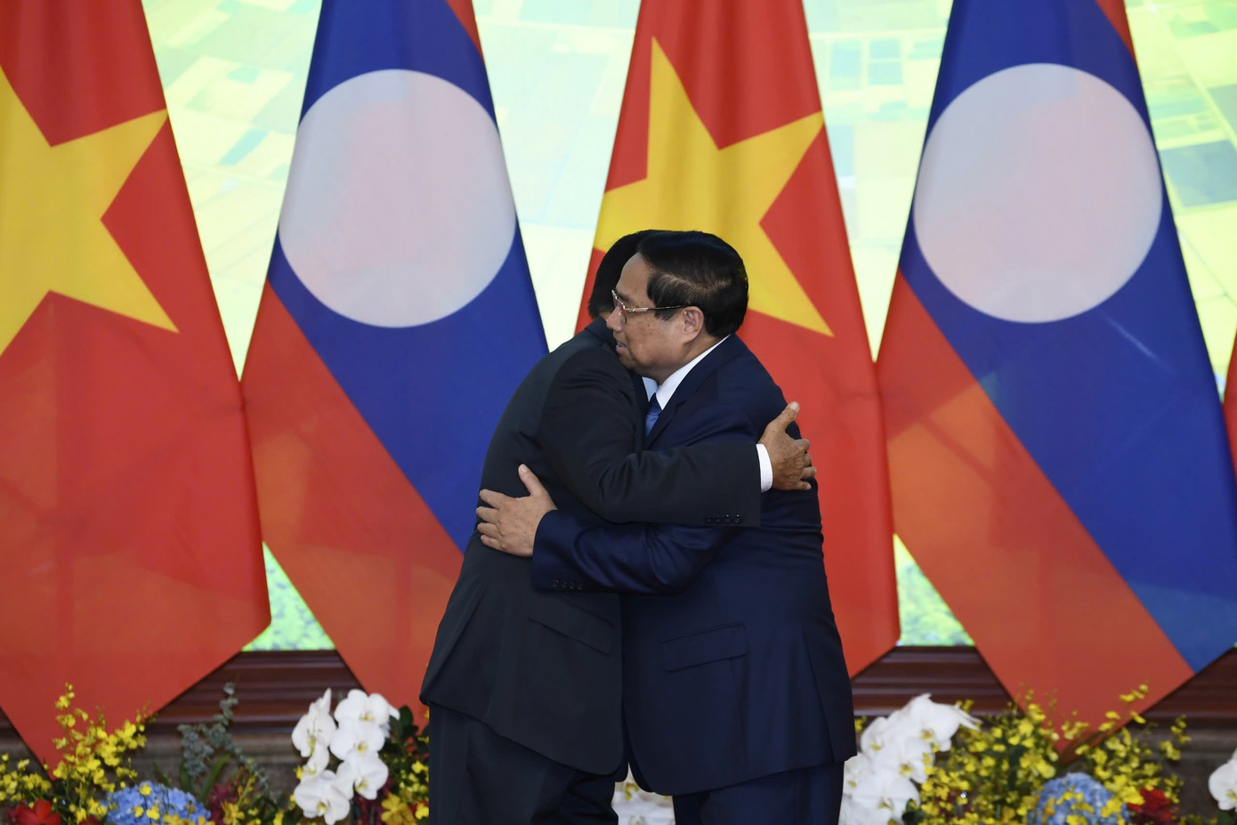 Thủ tướng Phạm Minh Chính nhiệt liệt chào mừng Tổng Bí thư, Chủ tịch nước Lào Thongloun Sisoulith. (Ảnh: Nhật Minh) Thủ tướng Phạm Minh Chính nhiệt liệt chào mừng Tổng Bí thư, Chủ tịch nước Lào Thongloun Sisoulith. (Ảnh: Nhật Minh)