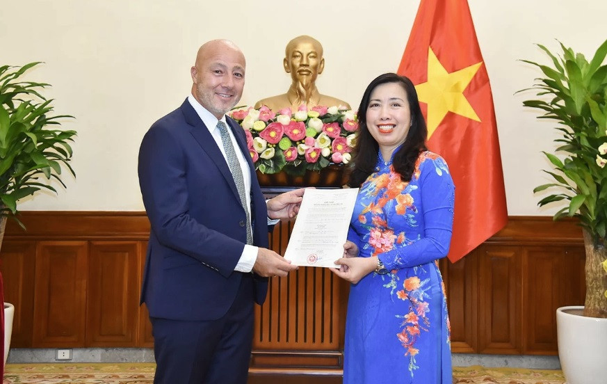 Thứ trưởng Ngoại giao Lê Thị Thu Hằng trao giấy phép thành lập văn phòng thường trú tại Việt Nam cho đại diện báo New York Times ngày 5/9. (Ảnh: Baoquocte)