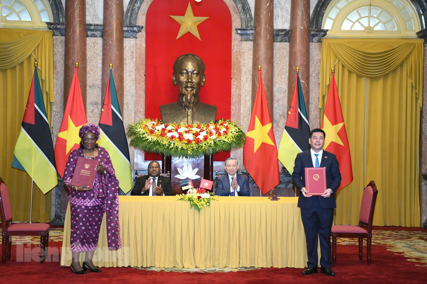 Hai nhà lãnh đạo chứng kiến lễ ký các thỏa thuận hợp tác Việt Nam - Mozambique, ngày 9/9. (Ảnh: Như Ý)