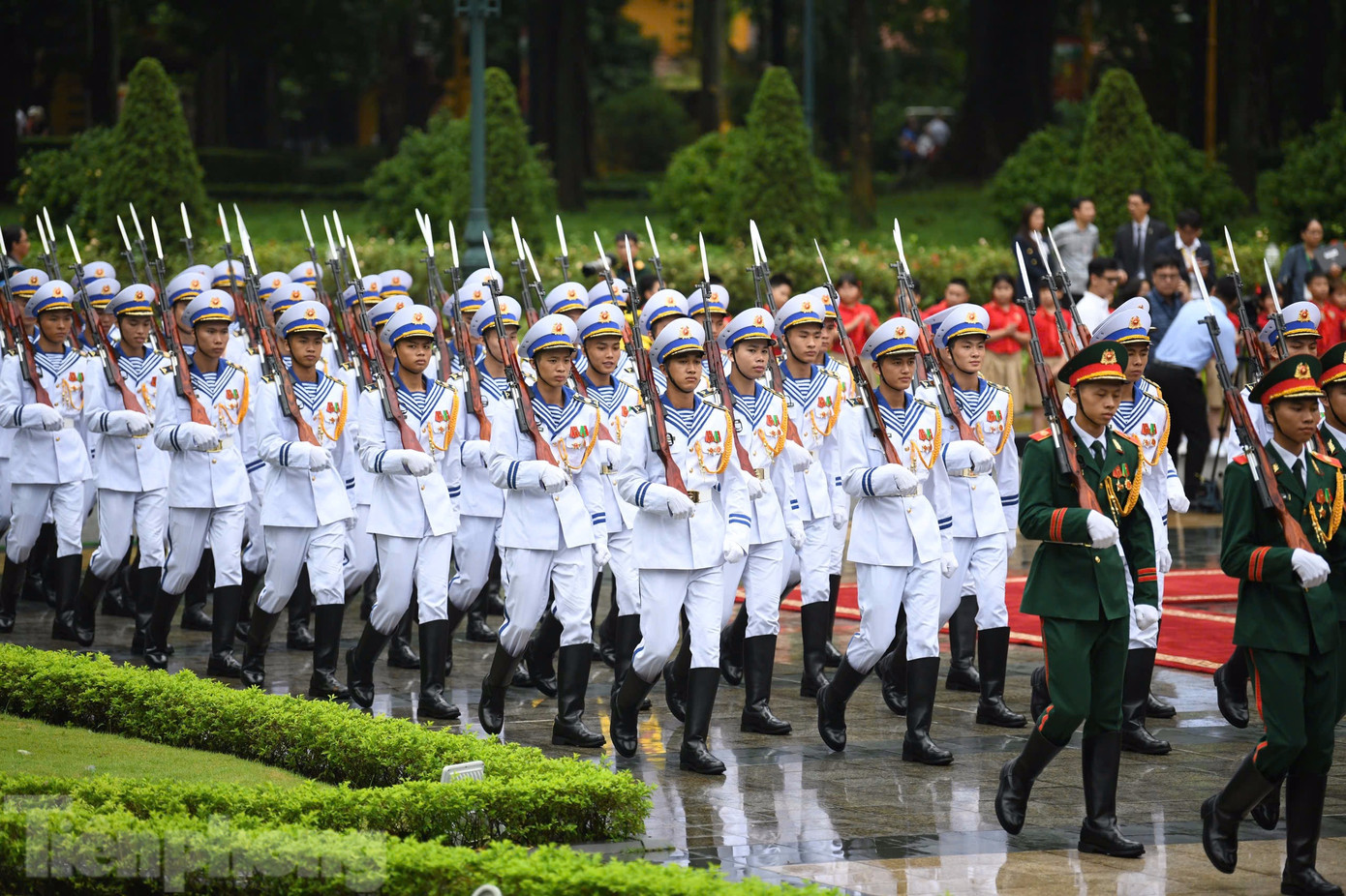 Đội danh dự tiến vào sân Phủ Chủ tịch cử hành lễ đón Tổng Bí thư, Chủ tịch nước Lào Thongloun Sisoulith và Phu nhân. (Ảnh: Như Ý)