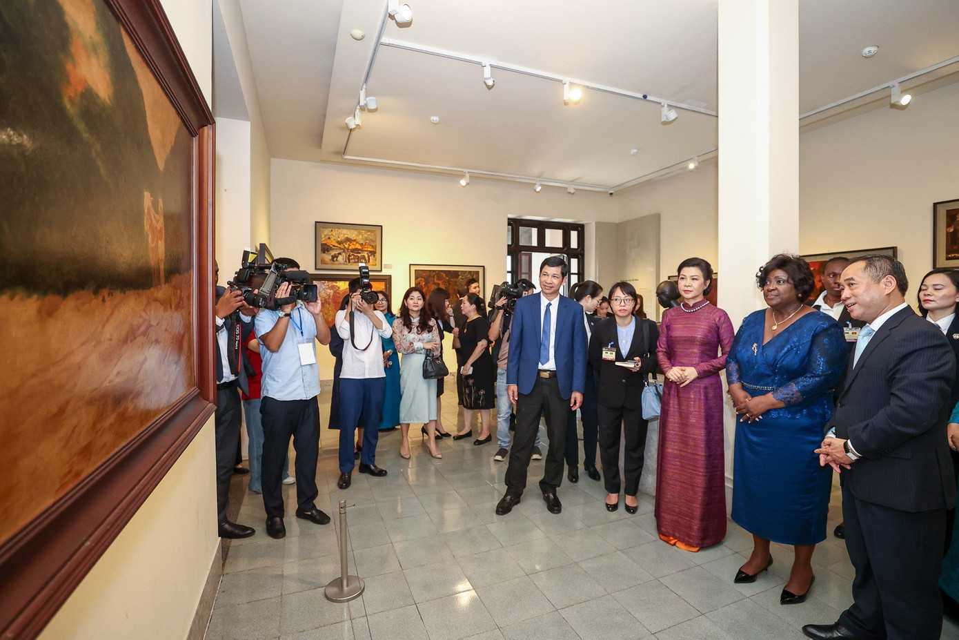 Hai Phu nhân nghe giới thiệu về các tác phẩm trưng bày trong Bảo tàng Mỹ thuật Việt Nam. (Ảnh: Nhật Minh) Hai Phu nhân nghe giới thiệu về các tác phẩm trưng bày trong Bảo tàng Mỹ thuật Việt Nam. (Ảnh: Nhật Minh)