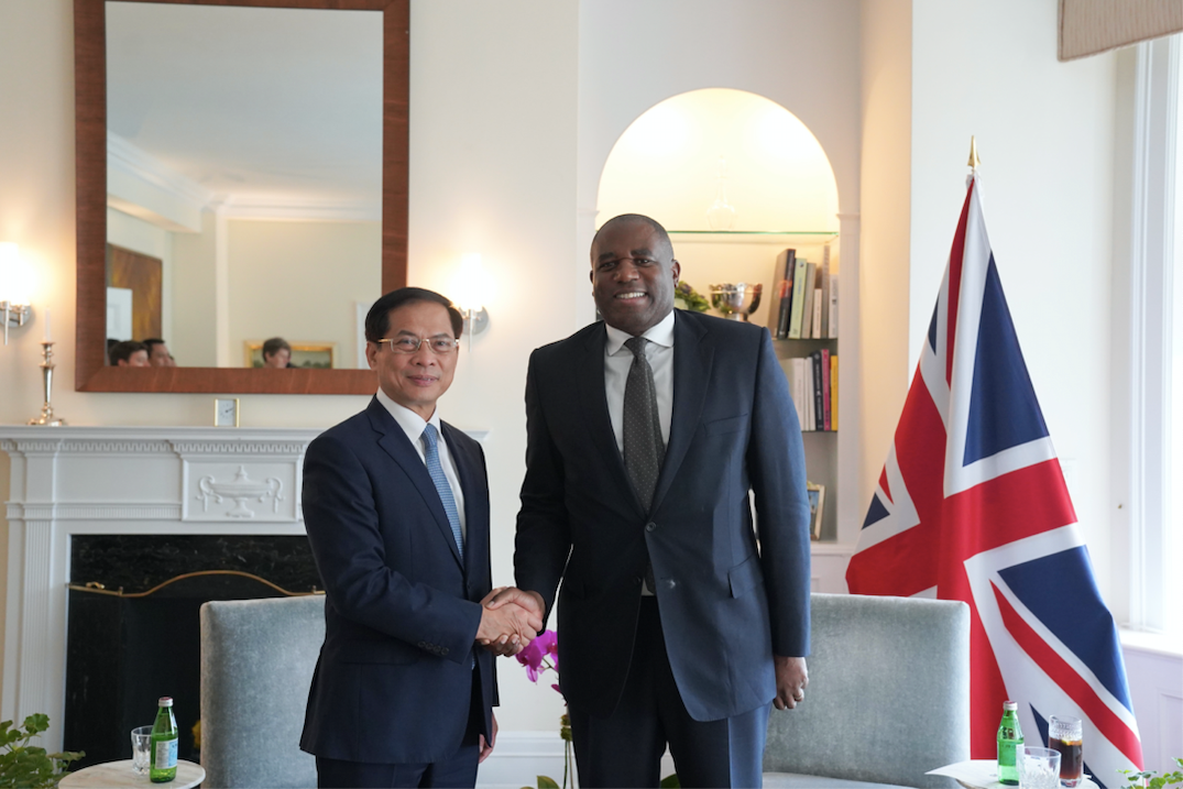 Phó Thủ tướng, Bộ trưởng Bộ Ngoại giao Bùi Thanh Sơn và Bộ trưởng Ngoại giao Anh David Lammy trong cuộc gặp ngày 23/9. (Ảnh: Mofa) Phó Thủ tướng, Bộ trưởng Bộ Ngoại giao Bùi Thanh Sơn và Bộ trưởng Ngoại giao Anh David Lammy trong cuộc gặp ngày 23/9. (Ảnh: Mofa)