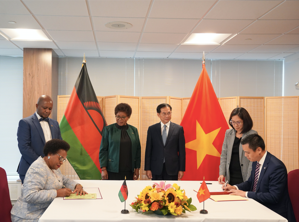Lễ ký thông cáo chung thiết lập quan hệ ngoại giao Việt Nam - Malawi ngày 23/9 tại New York. (Ảnh: Mofa) Lễ ký thông cáo chung thiết lập quan hệ ngoại giao Việt Nam - Malawi ngày 23/9 tại New York. (Ảnh: Mofa)