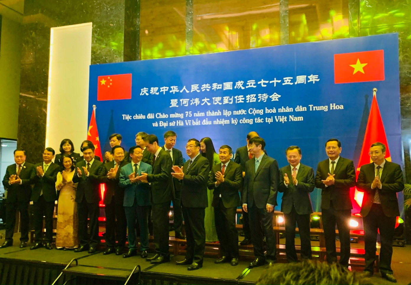 Các quan chức và khách mời dự tiệc chiêu đãi 75 năm Quốc khánh Trung Quốc, tối 27/9. (Ảnh: Thái An) Các quan chức và khách mời dự tiệc chiêu đãi 75 năm Quốc khánh Trung Quốc, tối 27/9. (Ảnh: Thái An)