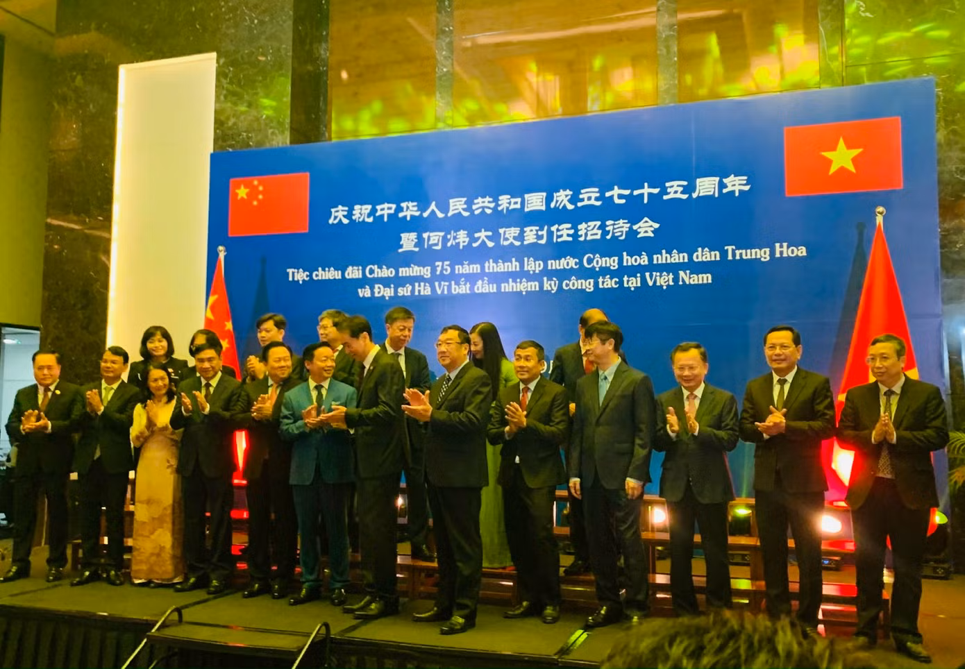 Các quan chức và khách mời dự tiệc chiêu đãi 75 năm Quốc khánh Trung Quốc, tối 27/9. (Ảnh: Thái An)