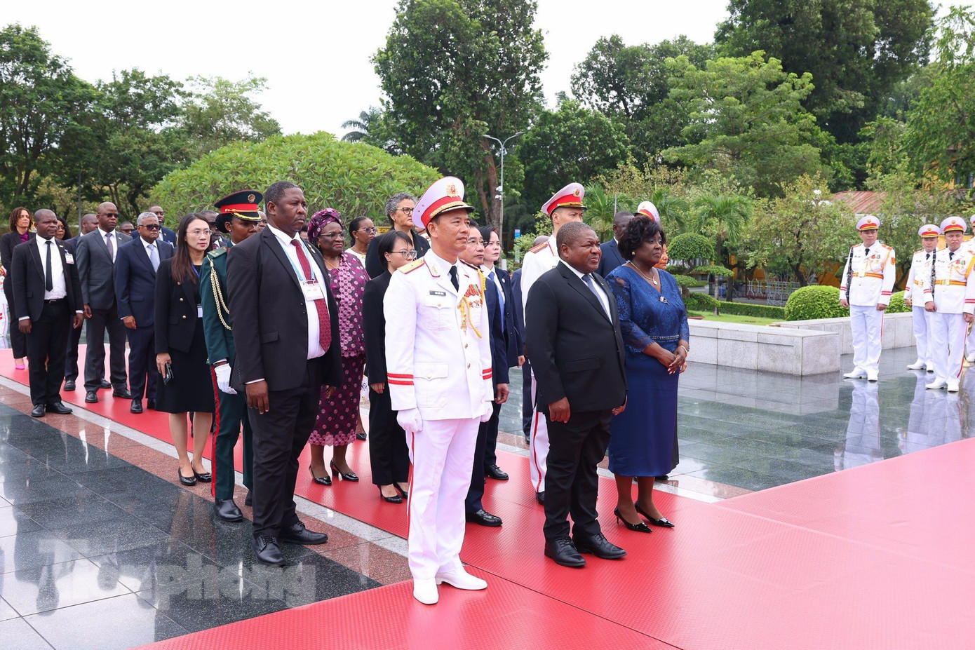 Đoàn đại biểu cấp cao Mozambique do Tổng thống Filipe Jacinto Nyusi và Phu nhân dẫn đầu, đặt hoa tại Đài tưởng niệm các anh hùng liệt sĩ. (Ảnh: Như Ý)