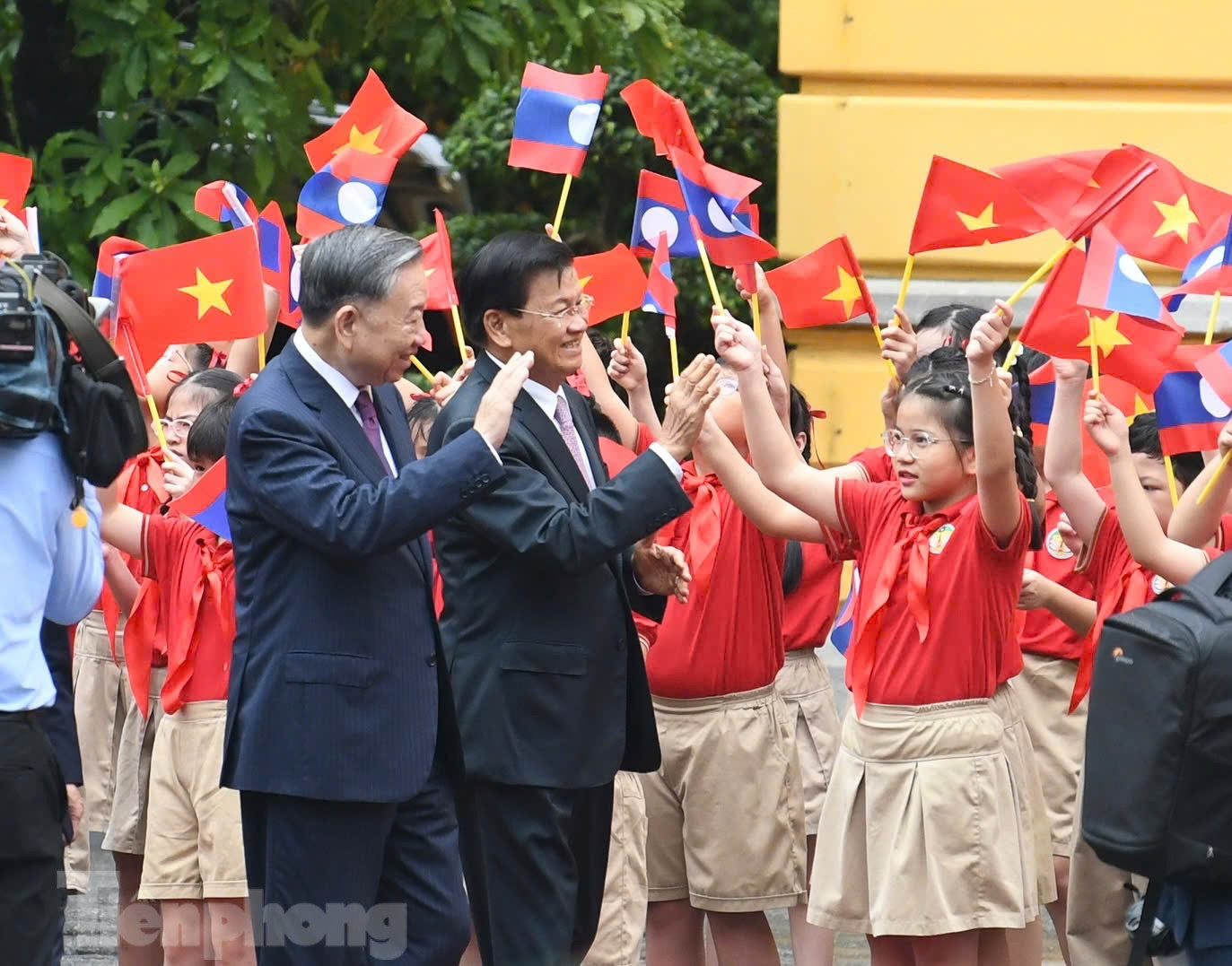 Hai nhà lãnh đạo vẫy chào các cháu thiếu nhi Hà Nội. (Ảnh: Như Ý)