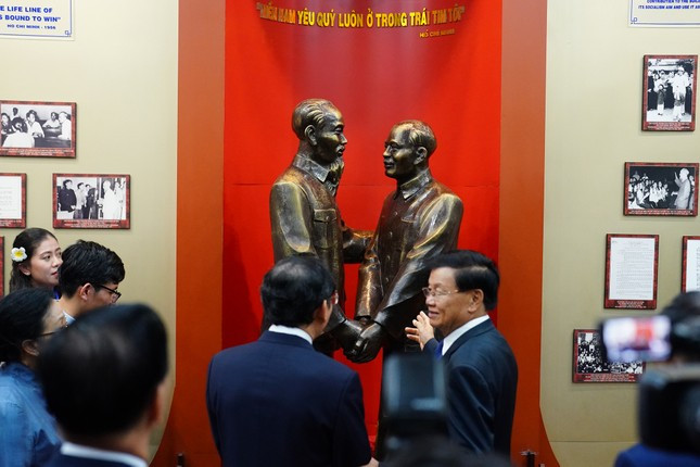 Tổng Bí thư, Chủ tịch nước Thongloun Sisoulith và Phu nhân thăm Bến Nhà Rồng. (Ảnh: Phạm Nguyễn) Tổng Bí thư, Chủ tịch nước Thongloun Sisoulith và Phu nhân thăm Bến Nhà Rồng. (Ảnh: Phạm Nguyễn)