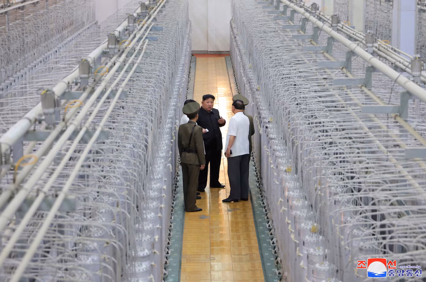 Bức ảnh ông Kim Jong Un thăm cơ sở hạt nhân được truyền thông nhà nước Triều Tiên đăng ngày 13/9. (Ảnh: KCNA) Bức ảnh ông Kim Jong Un thăm cơ sở hạt nhân được truyền thông nhà nước Triều Tiên đăng ngày 13/9. (Ảnh: KCNA)