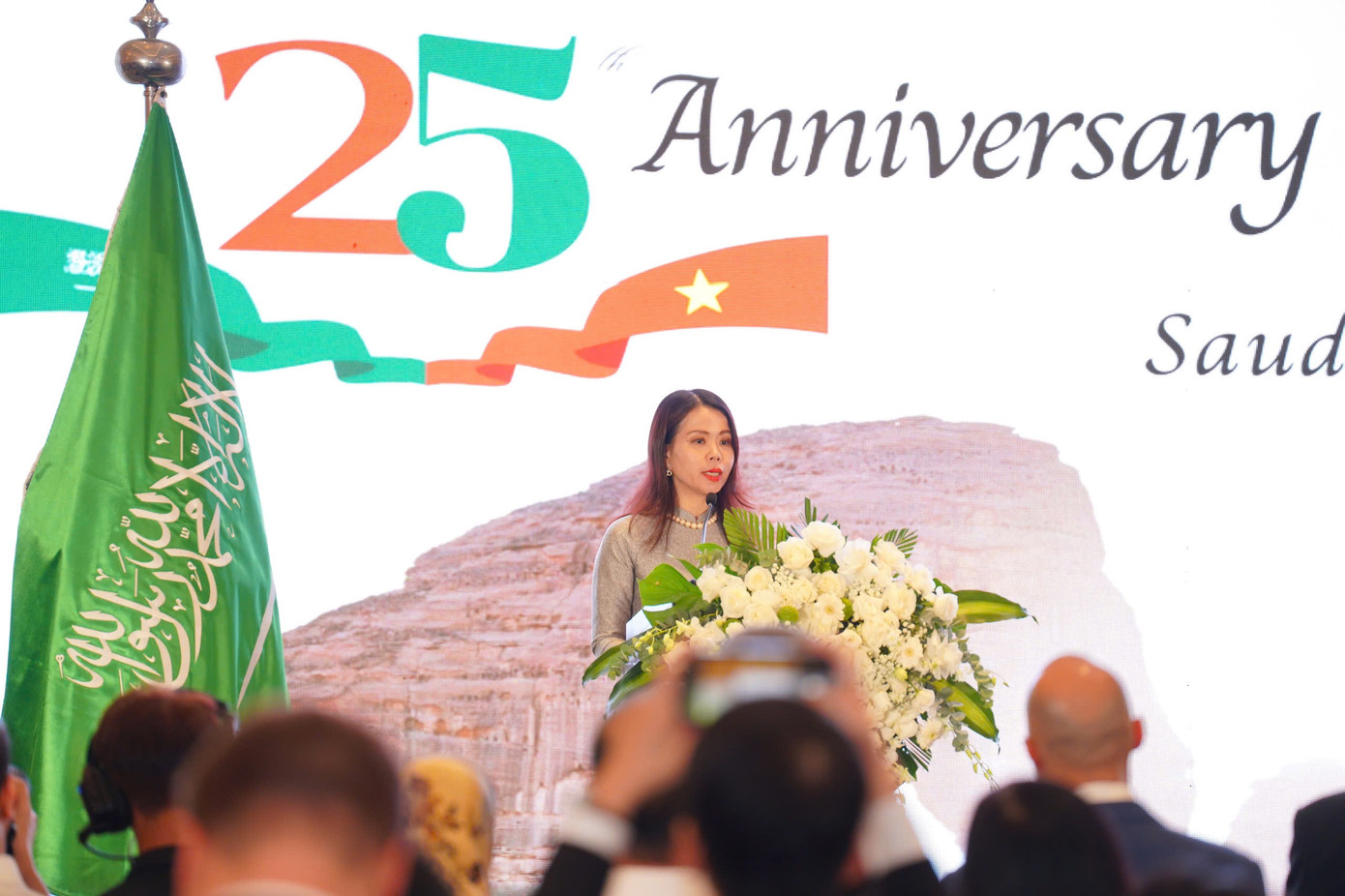 Thứ trưởng Ngoại giao Nguyễn Minh Hằng phát biểu tại buổi lễ. Thứ trưởng Ngoại giao Nguyễn Minh Hằng phát biểu tại buổi lễ.