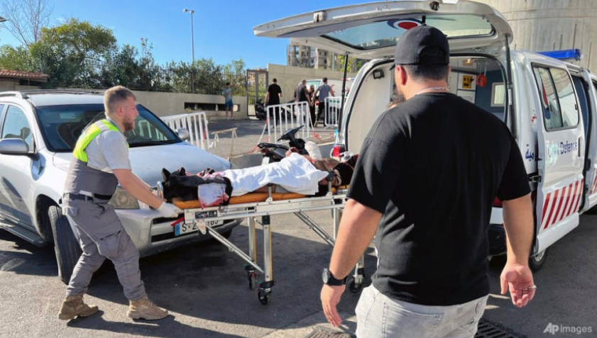 Một người bị thương vì máy nhắn tin phát nổ được đưa đến bệnh viện Zahraa ở Beirut, ngày 17/9. (Ảnh: AP) Một người bị thương vì máy nhắn tin phát nổ được đưa đến bệnh viện Zahraa ở Beirut, ngày 17/9. (Ảnh: AP)