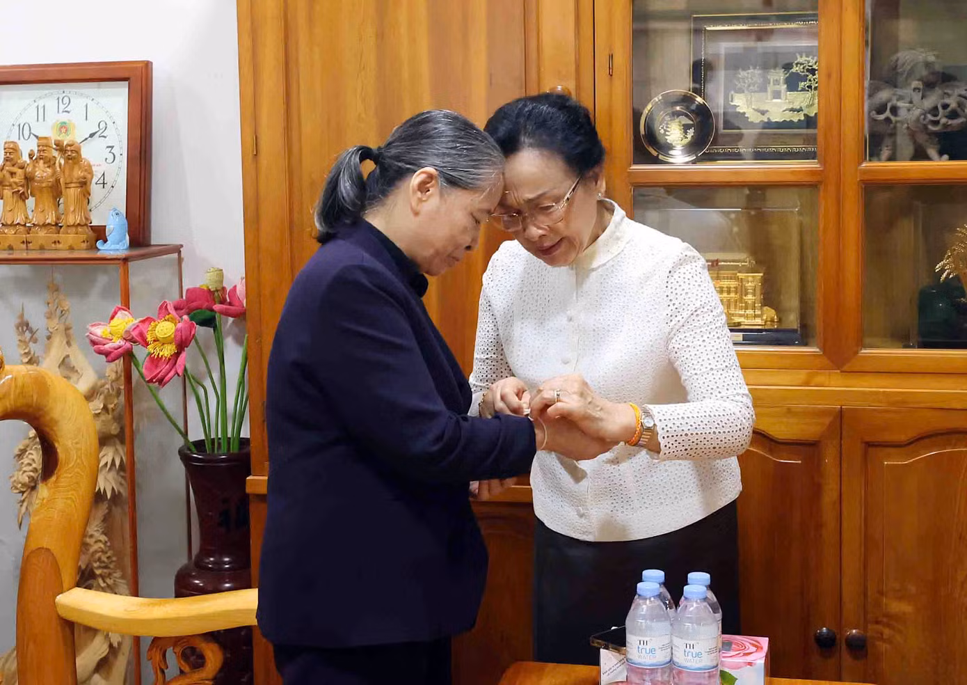 Phu nhân Naly Sisoulith thăm Phu nhân cố Tổng Bí thư Nguyễn Phú Trọng. (Ảnh: TTXVN)