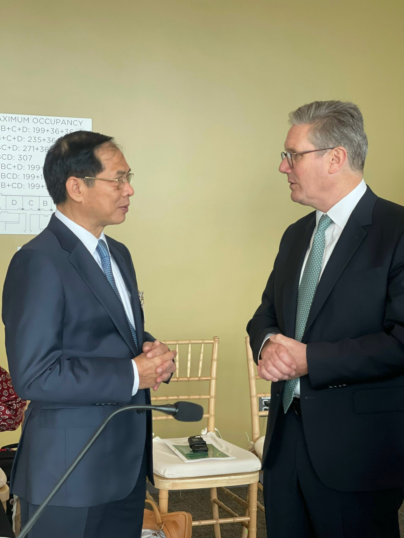 Phó Thủ tướng, Bộ trưởng Bùi Thanh Sơn trao đổi với Thủ tướng Anh Keir Starmer. (Ảnh: Mofa) Phó Thủ tướng, Bộ trưởng Bùi Thanh Sơn trao đổi với Thủ tướng Anh Keir Starmer. (Ảnh: Mofa)