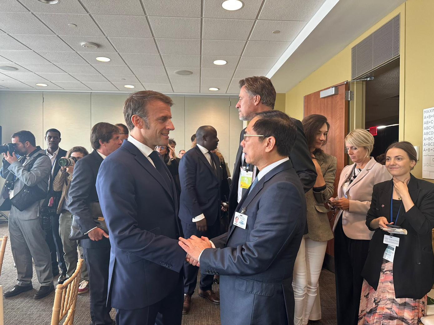 Phó Thủ tướng, Bộ trưởng Bùi Thanh Sơn trao đổi với Tổng thống Pháp Emmanuel Macron. (Ảnh: Mofa) Phó Thủ tướng, Bộ trưởng Bùi Thanh Sơn trao đổi với Tổng thống Pháp Emmanuel Macron. (Ảnh: Mofa)