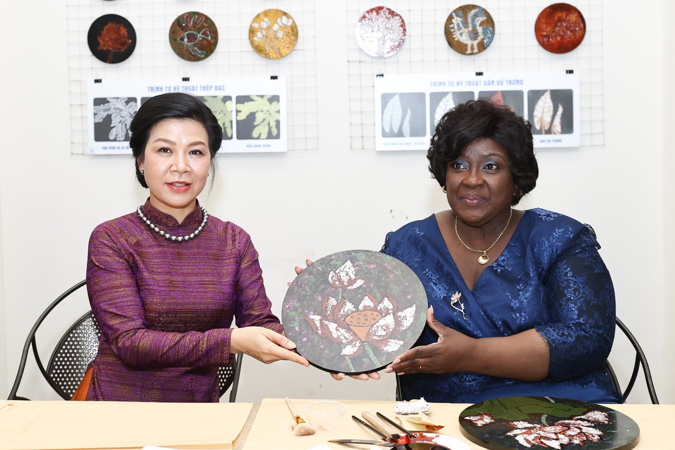 Phu nhân Ngô Phương Ly tặng tác phẩm của mình cho Phu nhân Tổng thống Mozambique. Phu nhân Isaura Ferrao Nyusi bày tỏ cảm kích, cho biết sẽ để hai bức tranh cạnh nhau và mong sẽ sớm được đón Phu nhân Ngô Phương Ly thăm Mozambique để cùng ngắm món quà đặc biệt này tại đất nước của bà. (Ảnh: Nhật Minh) Phu nhân Ngô Phương Ly tặng tác phẩm của mình cho Phu nhân Tổng thống Mozambique. Phu nhân Isaura Ferrao Nyusi bày tỏ cảm kích, cho biết sẽ để hai bức tranh cạnh nhau và mong sẽ sớm được đón Phu nhân Ngô Phương Ly thăm Mozambique để cùng ngắm món quà đặc biệt này tại đất nước của bà. (Ảnh: Nhật Minh)