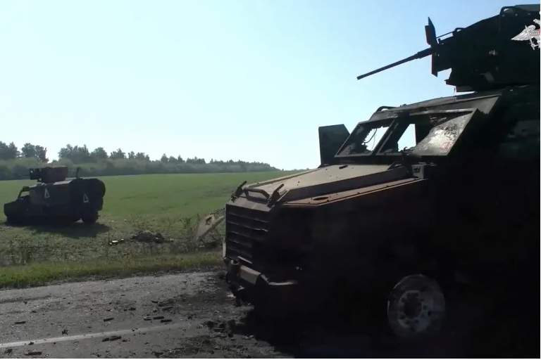 Các xe quân sự Ukraine bị quân đội Nga phá hủy ở tỉnh Kursk. (Ảnh: BQP Nga)