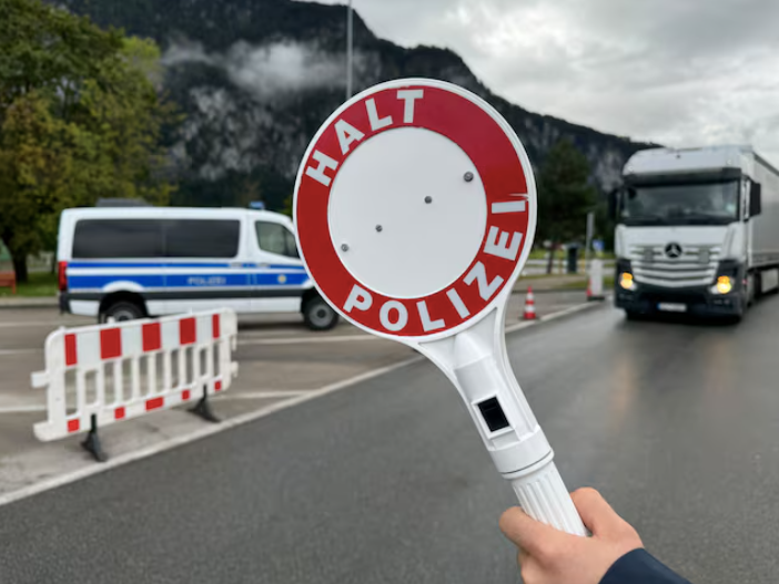 Cảnh sát Đức tiến hành kiểm tra ngẫu nhiên tại biên giới với Áo, ngày 10/9. (Ảnh: Reuters)