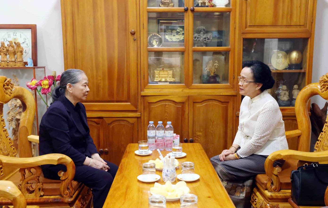 Hai Phu nhân trong cuộc trò chuyện tại ngôi nhà tại phố Thiền Quang. (Ảnh: Phạm Kiên/TTXVN)