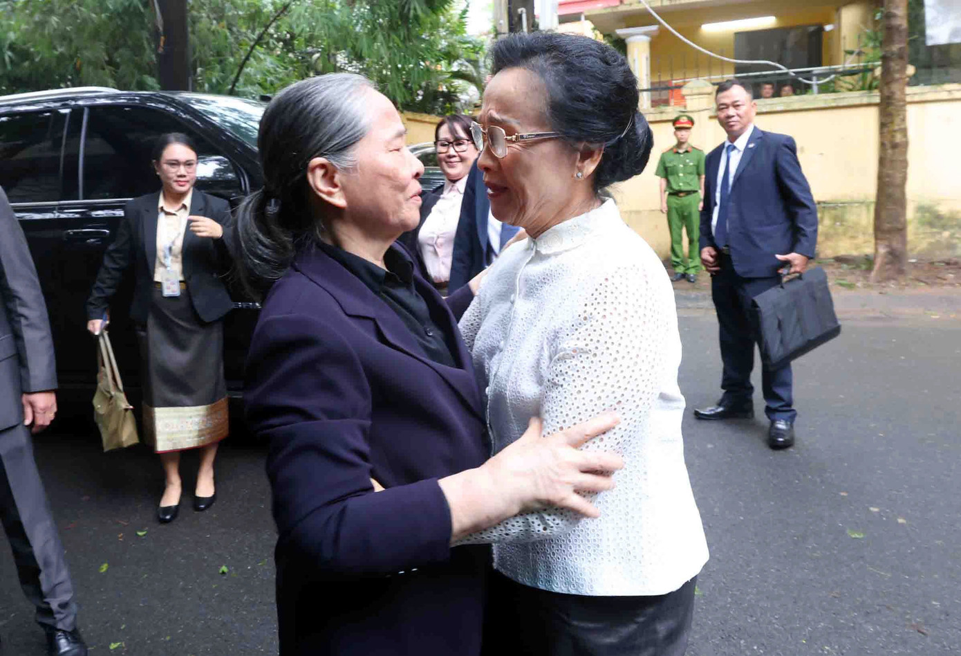 Phu nhân Naly Sisoulith và Phu nhân Ngô Thị Mận xúc động khi gặp lại nhau. (Ảnh: Phạm Kiên/TTXVN)