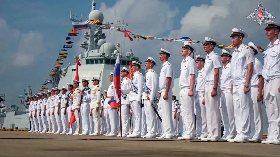 Các thủy thủ Nga tham dự lễ khai mạc cuộc tập trận chung trên Biển Đông vào tháng 7. (Ảnh: AP)