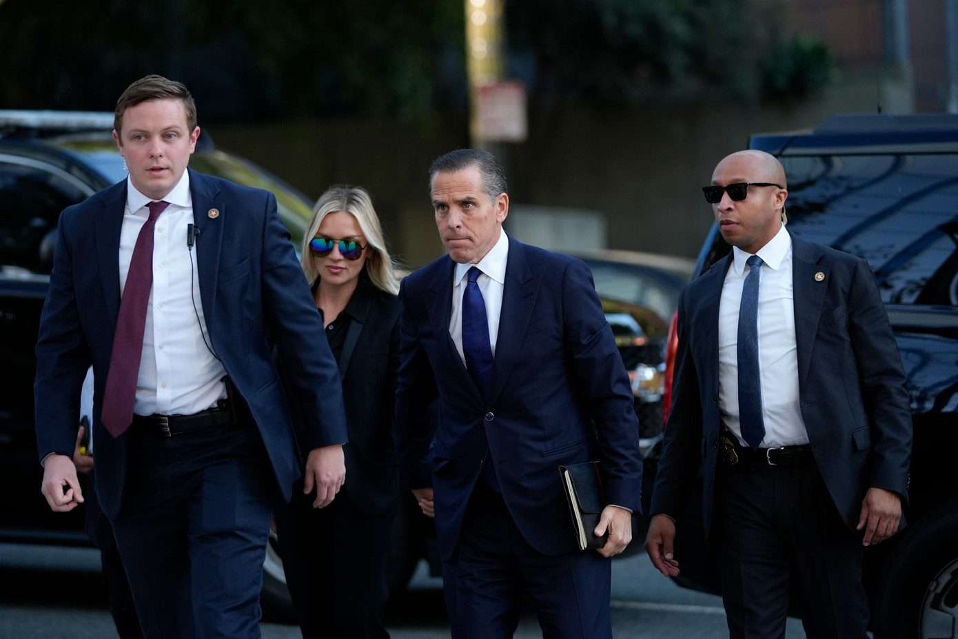 Ông Hunter Biden (giữa) và vợ Melissa Cohen Biden đến toà ở Los Angeles, ngày 5/9. (Ảnh: AP) Ông Hunter Biden (giữa) và vợ Melissa Cohen Biden đến toà ở Los Angeles, ngày 5/9. (Ảnh: AP)