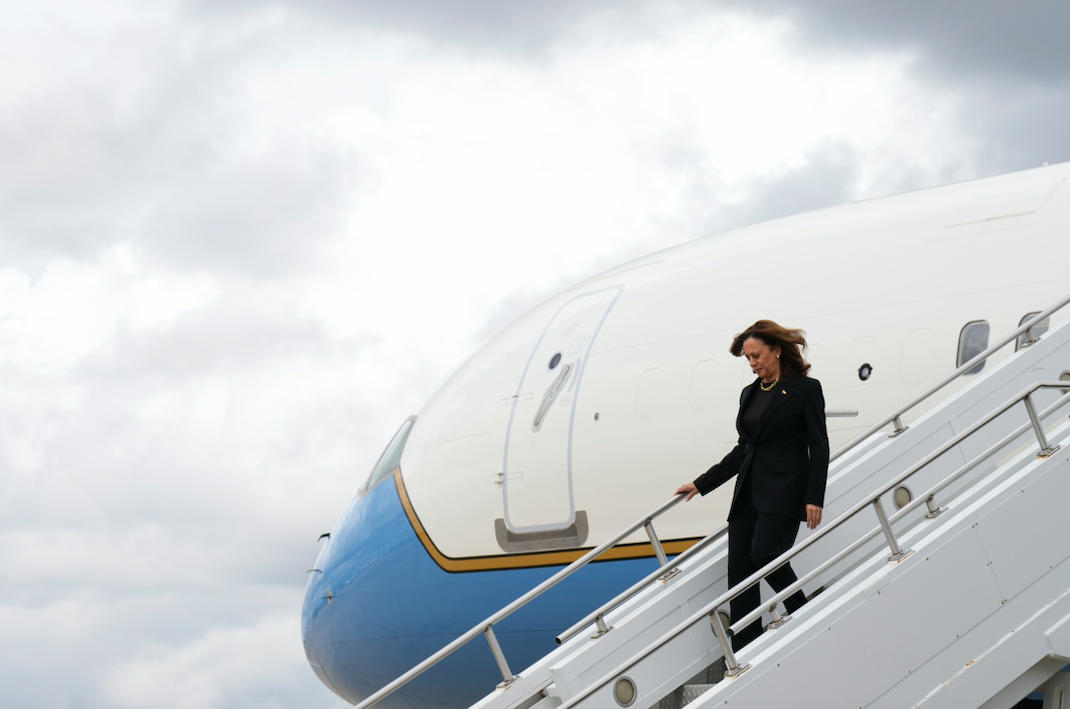 Phó Tổng thống Kamala Harris bước xuống từ chiếc Không lực Hai ngày 25/9 để vận động tranh cử tại Pittsburgh. (Ảnh AP)