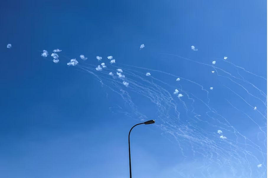 Hệ thống phòng thủ tên lửa Vòm sắt của Israel đánh chặn tên lửa bắn từ Li-băng, ngày 25/9. (Ảnh: Reuters)