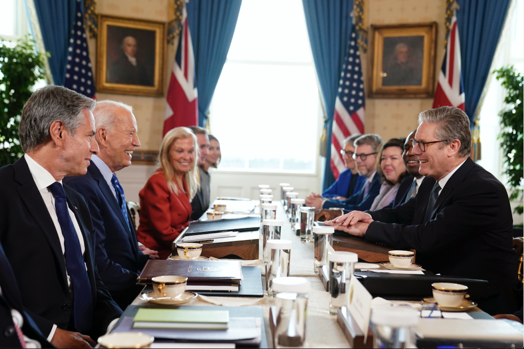 Tổng thống Mỹ Joe Biden và Thủ tướng Anh Keir Starmer cùng các quan chức cấp cao của hai bên tại cuộc họp ở Nhà Trắng, ngày 13/9. (Ảnh: AP)