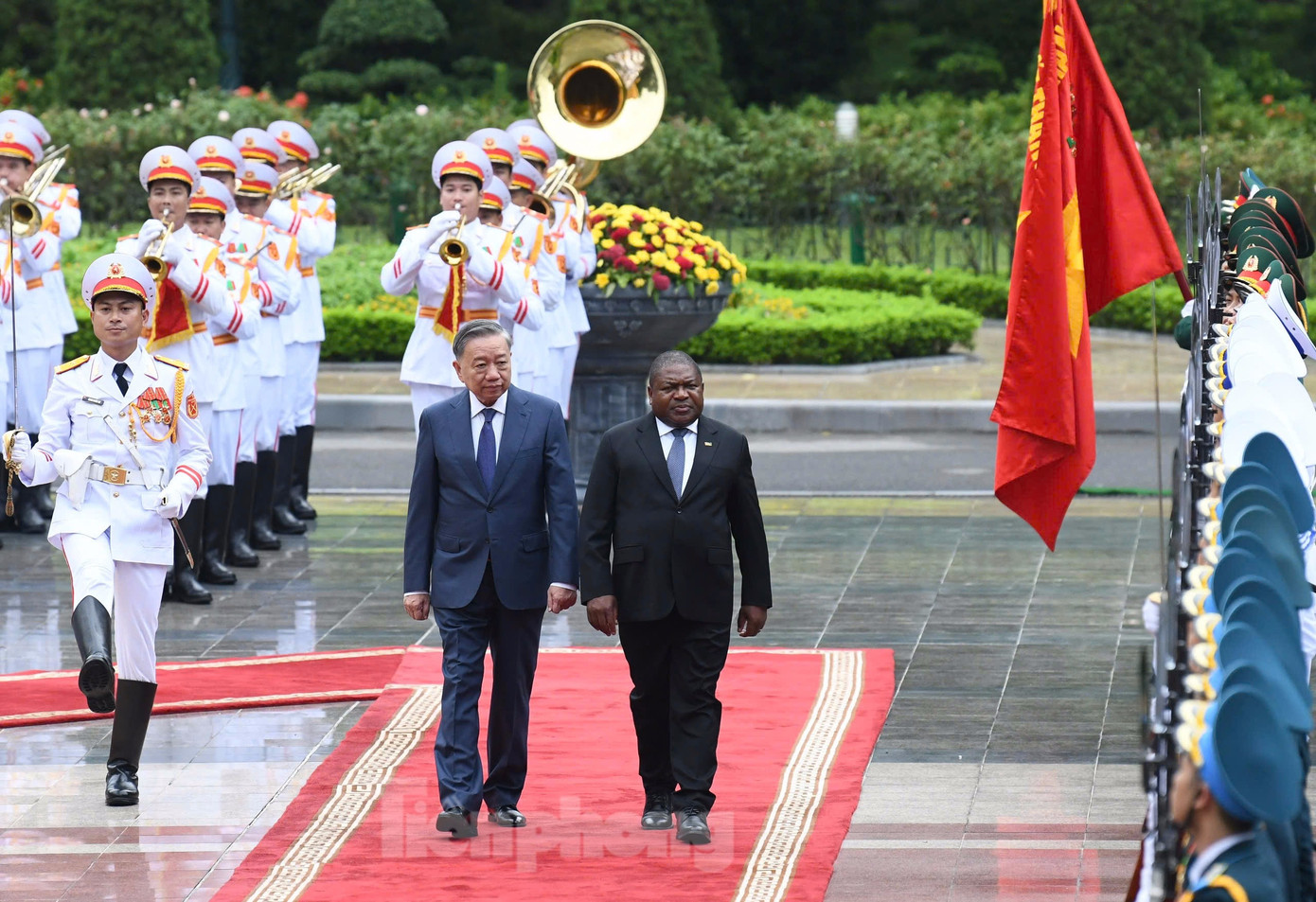 Hai nhà lãnh đạo duyệt đội danh dự. (Ảnh: Như Ý)