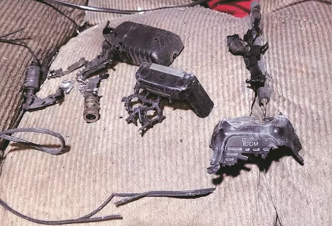 Bộ đàm nổ tung trong ngôi nhà ở Li-băng ngày 18/9. (Ảnh: AP)