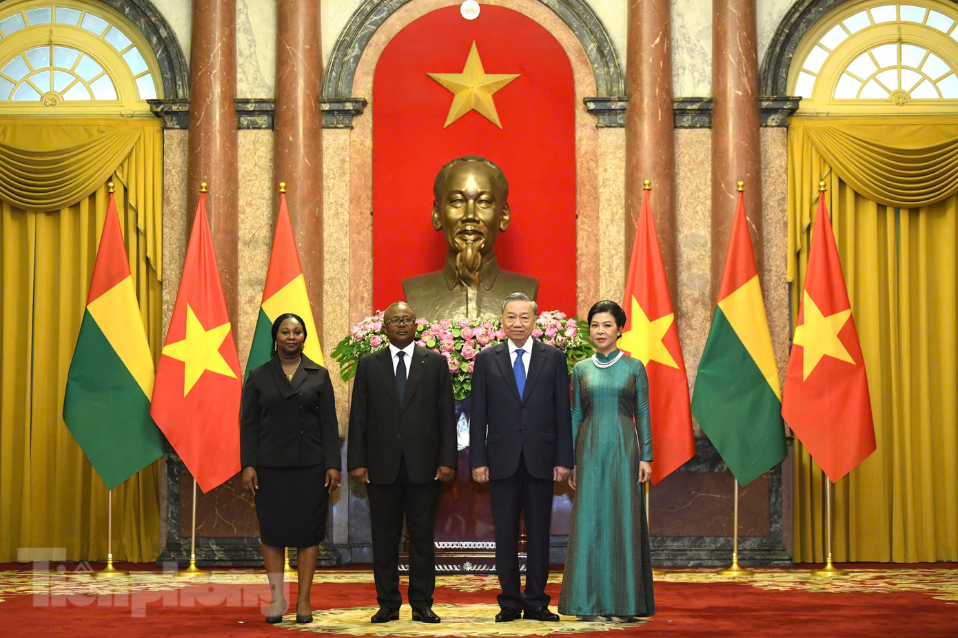 Tổng Bí thư, Chủ tịch nước Tô Lâm và Phu nhân cùng Tổng thống Guinea-Bissau Umaro Sissoco Embaló và Phu nhân chụp ảnh chung, ngày 6/9. (Ảnh: Như Ý) Tổng Bí thư, Chủ tịch nước Tô Lâm và Phu nhân cùng Tổng thống Guinea-Bissau Umaro Sissoco Embaló và Phu nhân chụp ảnh chung, ngày 6/9. (Ảnh: Như Ý)