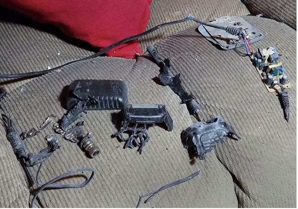 Bộ đàm phát nổ trên ghế của một gia đình ở Li-băng. (Ảnh: CNN) Bộ đàm phát nổ trên ghế của một gia đình ở Li-băng. (Ảnh: CNN)