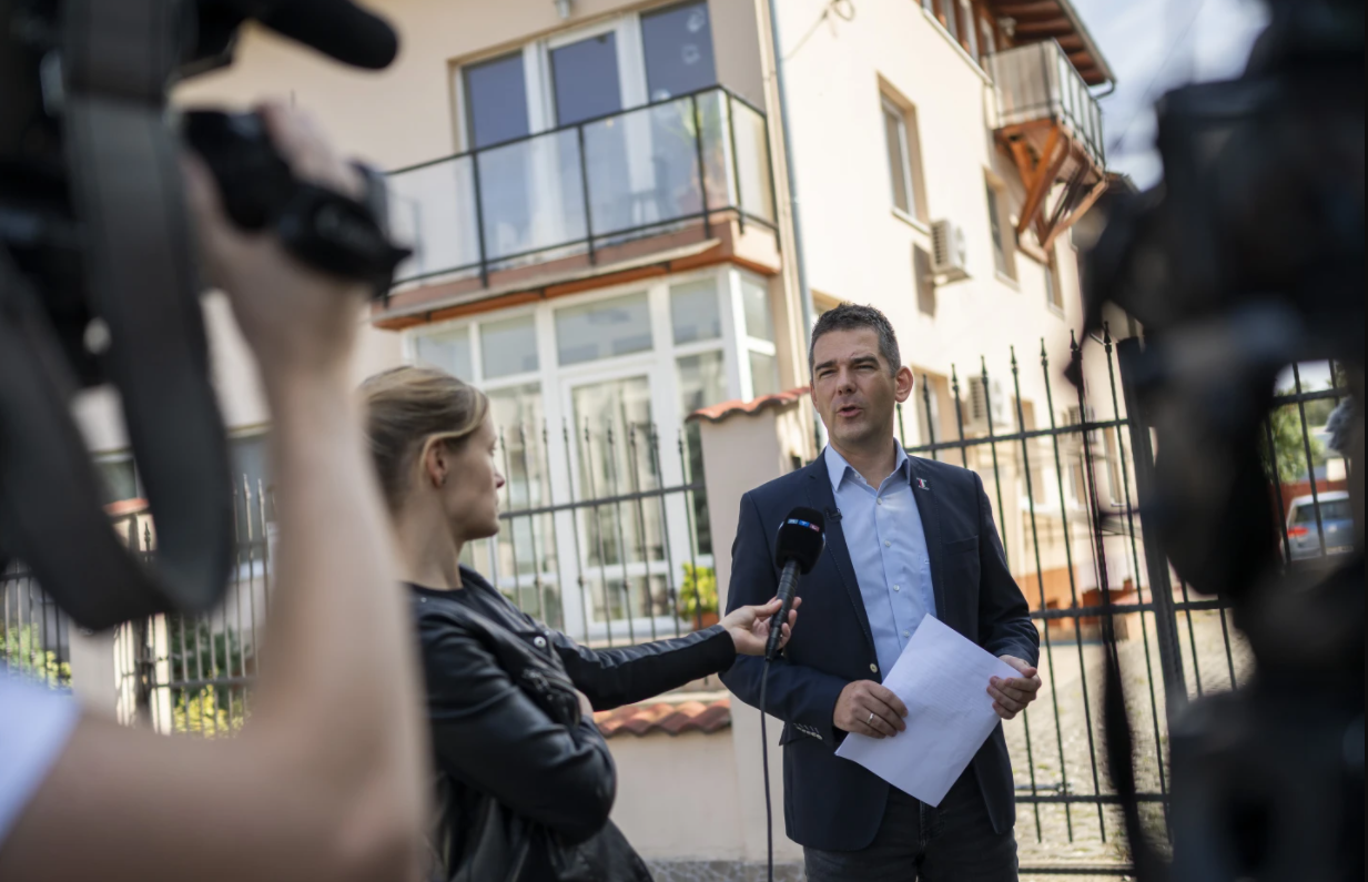 Nghị sĩ Hungary Elod Novak phát biểu với báo chí địa phương trước tòa nhà mà hãng BAC Consulting KFT đăng ký làm trụ sở, ngày 18/9. (Ảnh: AP) Nghị sĩ Hungary Elod Novak phát biểu với báo chí địa phương trước tòa nhà mà hãng BAC Consulting KFT đăng ký làm trụ sở, ngày 18/9. (Ảnh: AP)