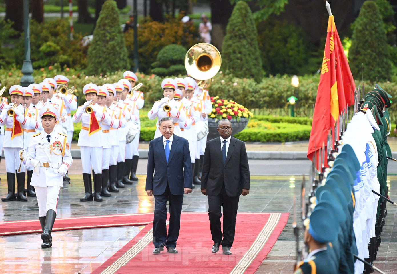 Tổng Bí thư, Chủ tịch nước Tô Lâm và Tổng thống Guinea-Bissau Umaro Sissoco Embaló duyệt đội danh dự. (Ảnh: Như Ý) Tổng Bí thư, Chủ tịch nước Tô Lâm và Tổng thống Guinea-Bissau Umaro Sissoco Embaló duyệt đội danh dự. (Ảnh: Như Ý)