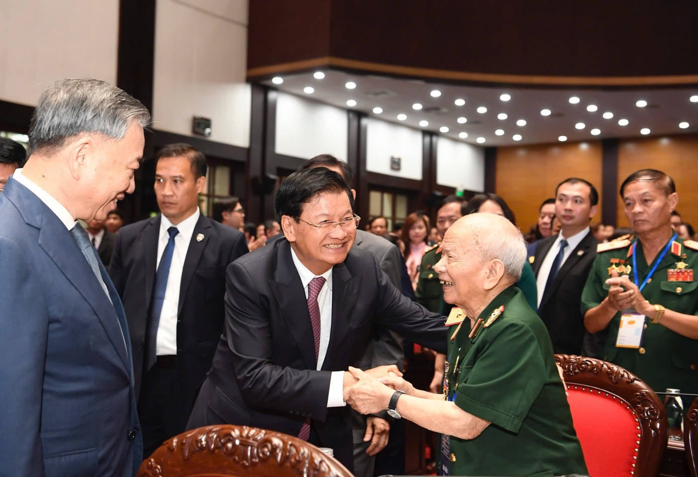 Tổng Bí thư, Chủ tịch nước Tô lâm cùng Tổng Bí thư, Chủ tịch nước Lào Thongloun Sisoulith trong cuộc gặp các cựu quân tình nguyện, cựu chuyên gia và lưu học sinh ngày 11/9. (Ảnh: Như Ý)