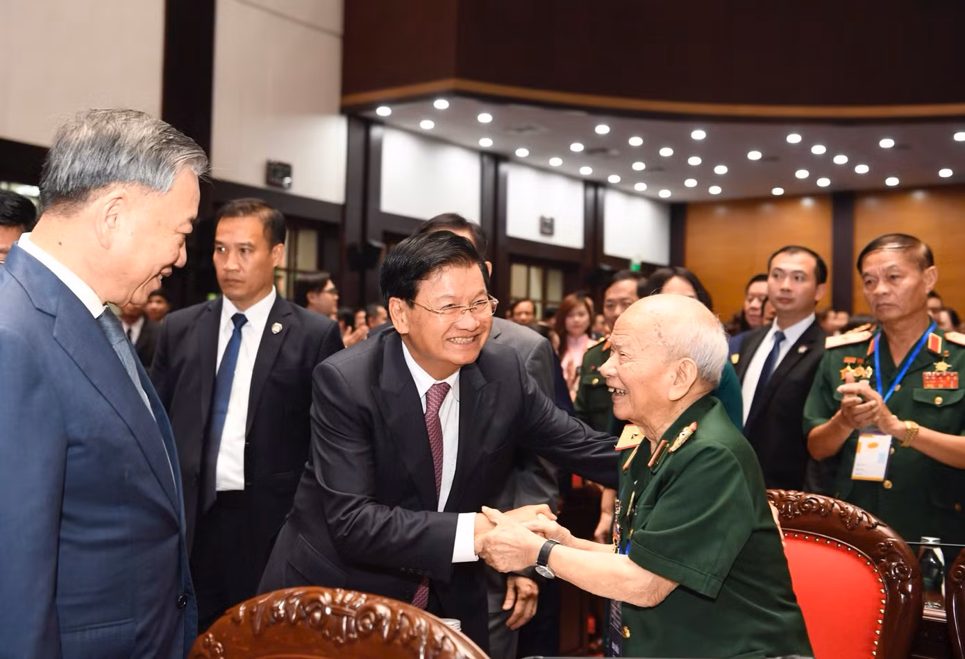 Tổng Bí thư, Chủ tịch nước Tô lâm cùng Tổng Bí thư, Chủ tịch nước Lào Thongloun Sisoulith trong cuộc gặp các cựu quân tình nguyện, cựu chuyên gia và lưu học sinh ngày 11/9. (Ảnh: Như Ý)