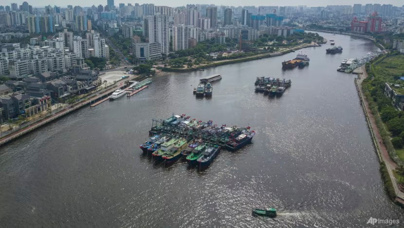 Các tàu neo đậu ở đảo Hải Nam để đối phó với siêu bão. (Ảnh: AP)