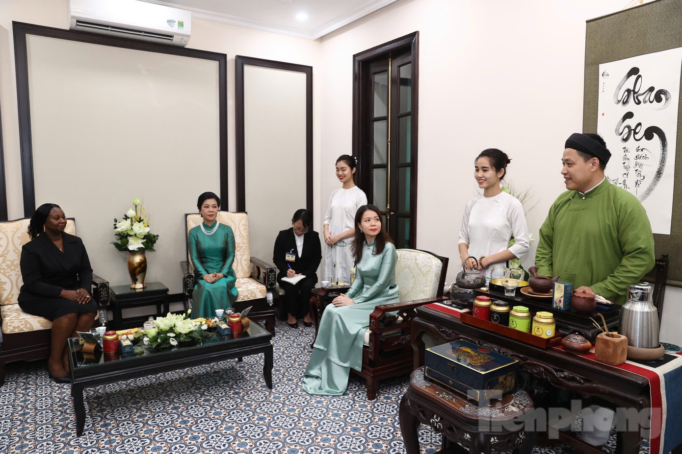 Hai Phu nhân tại buổi tiệc trà, chiều 6/9. (Ảnh: Như Ý)