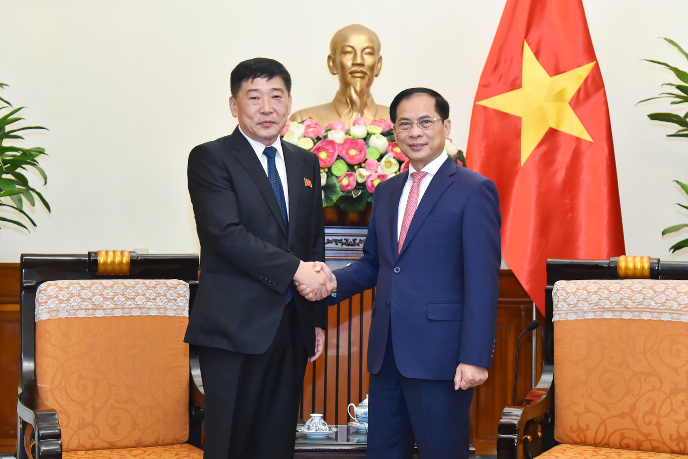 Phó Thủ tướng, Bộ trưởng Bùi Thanh Sơn tiếp Thứ trưởng Ngoại giao Triều Tiên Pak Sang Gil. (Ảnh: Mofa)