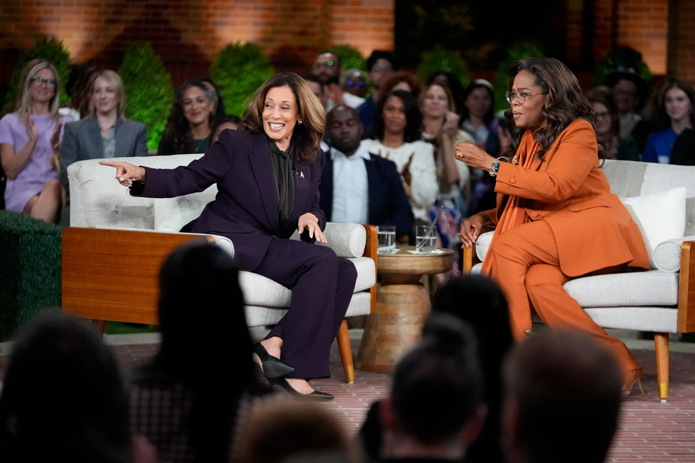 Ứng viên tổng thống Mỹ Kamala Harris và nữ hoàng truyền hình Oprah Winfrey trong sự kiện tối 19/9. (Ảnh: AP)