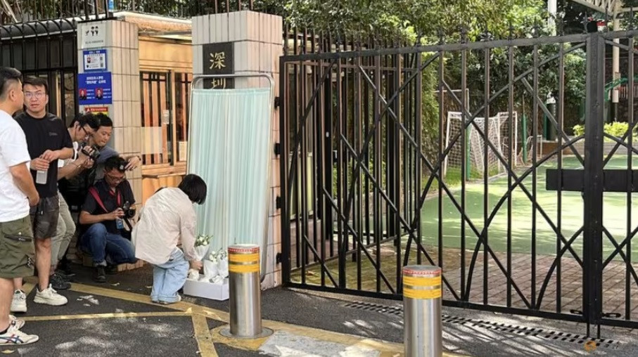 Khu vực cổng trường ở Thâm Quyến, nơi cậu bé Nhật Bản bị đâm chết ngày 18/9. (Ảnh: Reuters)