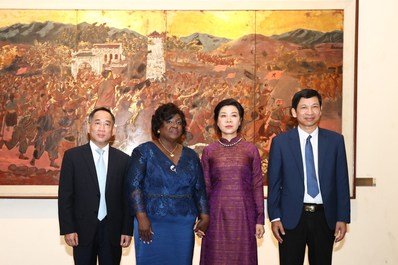 Hai Phu nhân chụp ảnh chung trong chuyến thăm Bảo tàng Mỹ thuật Việt Nam, ngày 9/9. (Ảnh: Nhật Minh) Hai Phu nhân chụp ảnh chung trong chuyến thăm Bảo tàng Mỹ thuật Việt Nam, ngày 9/9. (Ảnh: Nhật Minh)