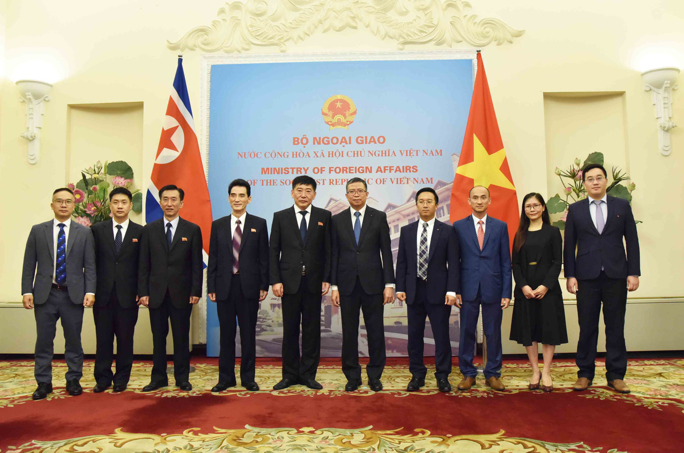 Thứ trưởng Phạm Thanh Bình cùng Thứ trưởng Ngoại giao Triều Tiên Pak Sang Gil và các quan chức của hai bên tham dự cuộc hội đàm, ngày 10/9. (Ảnh: Mofa)