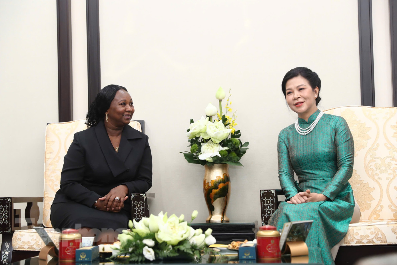 Bà Ngô Phương Ly - Phu nhân Tổng Bí thư, Chủ tịch nước Tô Lâm giới thiệu với Phu nhân Tổng thống Guinea-Bissau Umaro Sissoco Embaló - bà Dinisia dos Reis Embaló, về sự gần gũi của cây sen đối với người dân Việt Nam. (Ảnh: Như Ý)