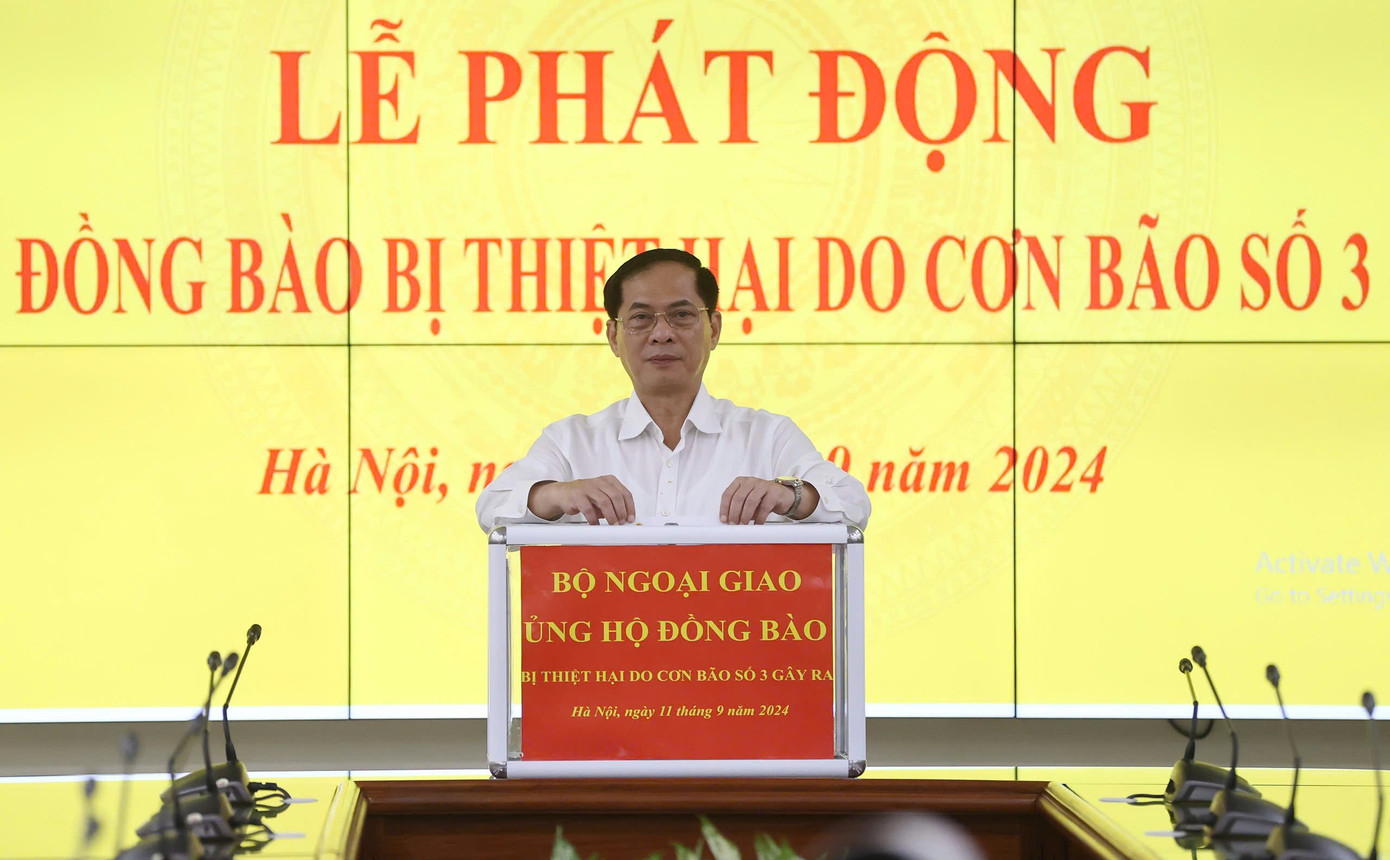 Phó Thủ tướng, Bộ trưởng Ngoại giao Bùi Thanh Sơn ủng hộ đồng bào chịu ảnh hưởng bởi bão số 3. (Ảnh: Như Ý) Phó Thủ tướng, Bộ trưởng Ngoại giao Bùi Thanh Sơn ủng hộ đồng bào chịu ảnh hưởng bởi bão số 3. (Ảnh: Như Ý)
