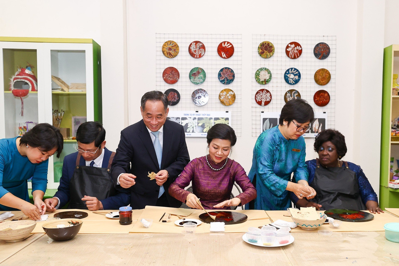 Hai Phu nhân trải nghiệm làm tranh sơn mài. (Ảnh: Nhật Minh) Hai Phu nhân trải nghiệm làm tranh sơn mài. (Ảnh: Nhật Minh)