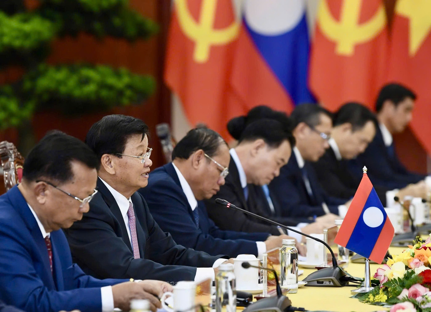 Tổng Bí thư, Chủ tịch nước Thongloun Sisoulith và các quan chức cấp cao Lào trong cuộc hội đàm ngày 10/9. (Ảnh: Nhật Minh)